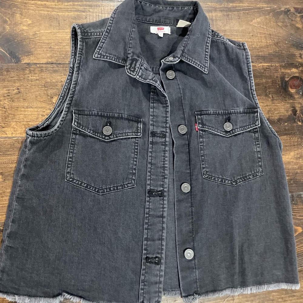Levi’s sleeveless button down top